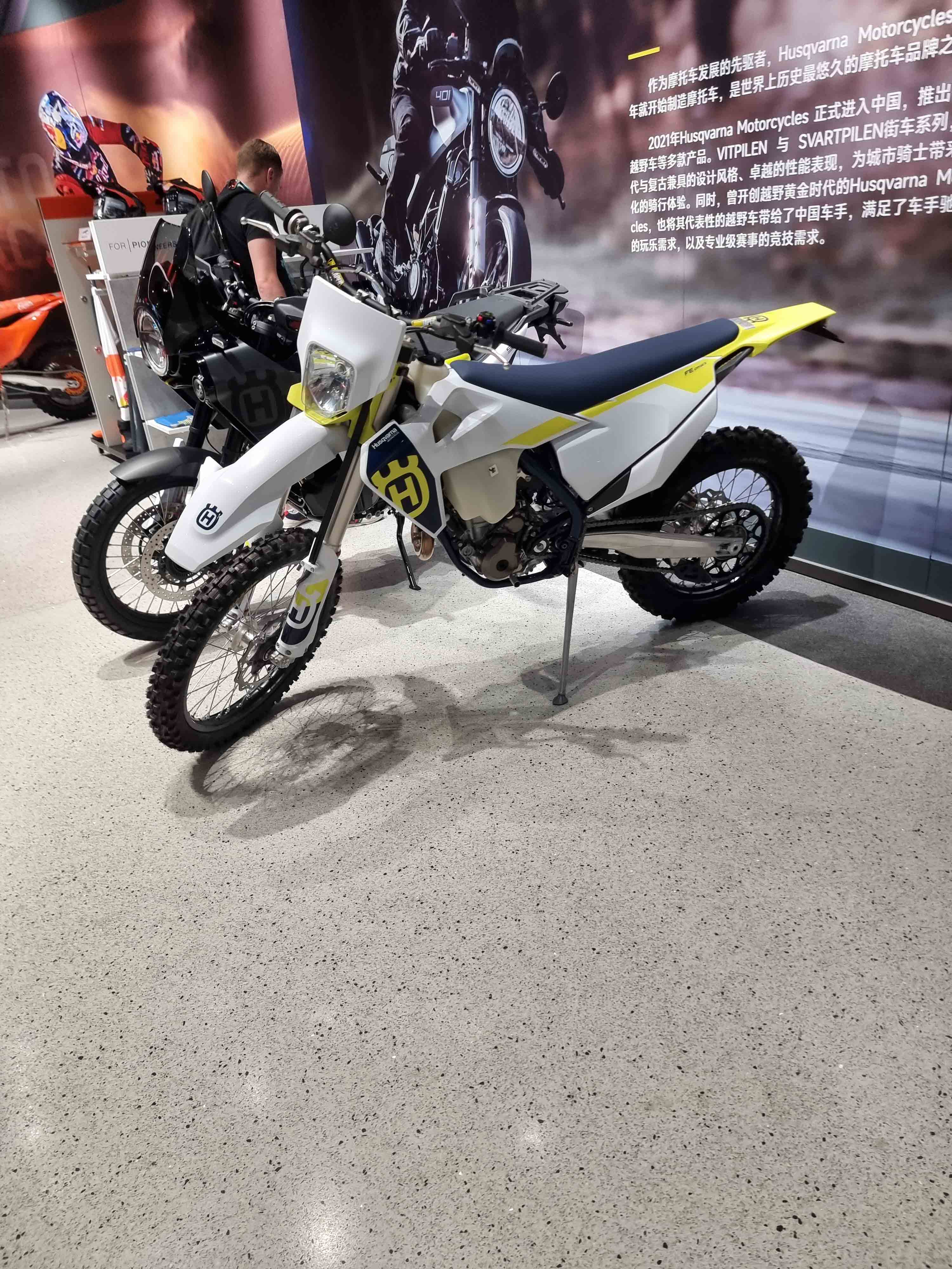 husqvarna-cfmoto-tovarna